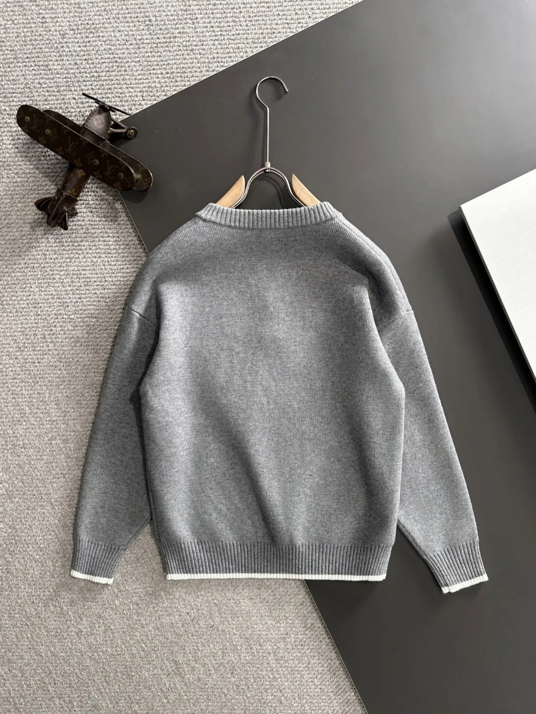 Next day shipping P360 Big Goose 2025 official website latest winter sweater, popular items are on sale at the counter simultaneously! Specially made of wool blended fabric. It feels comfortable and can be directly in contact with the skin. The logo badge is exquisitely embroidered, which is extremely eye-catching! The details highlight the fashionable charm of big brands. Exquisite workmanship. Three-dimensional cutting style. The wearing effect is invincible and handsome! All three standards are complete! Size: M-2XL
